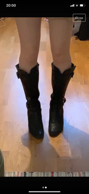 Svarta snygga boots - Jättebra skick, klacken är 5,5 cm.  Storlek 37-38 Skriv till mig om du e intresserad!