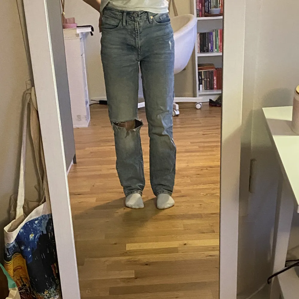 Jätte snygga och sköna jeans från H&M🫶Säljer då de aldrig används. Jag är 160 cm. . Jeans & Byxor.