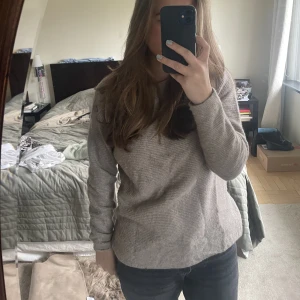Stickad tröja - Säljer nu denna beiga stickade tröja från esprit. Det är storlek 36 och är lite stor på mig, tror den passar 38 oxå. 💕