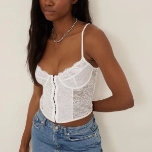 Vit spets korsett - Säljer en vit spets korsett från NA-KD i storlek XS. Köpte den oanvänd på plick och säljer den då jag köpte en annan liknande! Utsprungspris: 329kr. 