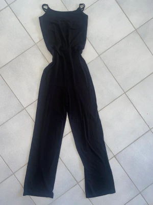 Byxdress svart - Använd typ en gång, sitter ganska figurnära och är perfekt i längden på mig som är 165cm 