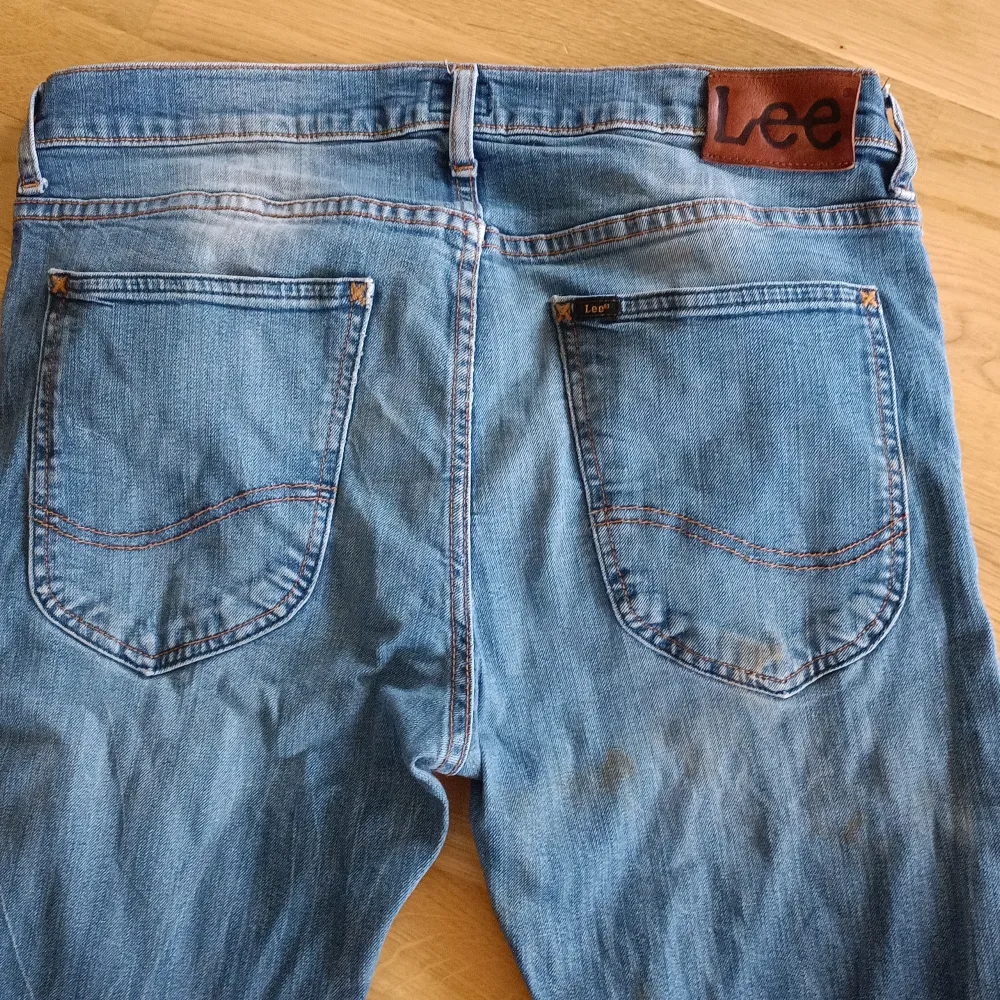 Snygga blå Lee jeans i takt stretchig modell.  OBS!  Mörka fläckar bak till höger enligt bild 3 . Jeans & Byxor.