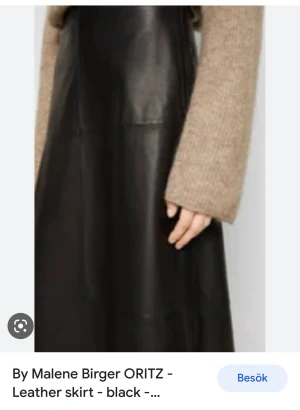 Marlene Birger skinnkjol-oanvänd - Fantastisk skinnkjol från Marlene Birger. Oanvänd med lappar kvar, nypris 6199 SEK. Längre modell i fantastiskt mjukt skinn. Finns ej längre i butik. 