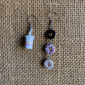 Dunkin’ Donuts örhängen  - Handmålade Dunkin’ Donuts örhängen 🍩 Frakt: 15kr ✨