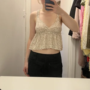 Söt sommartopp - Så gullig topp med små blommor på. Står XS på lappen men skulle säga mer S. 