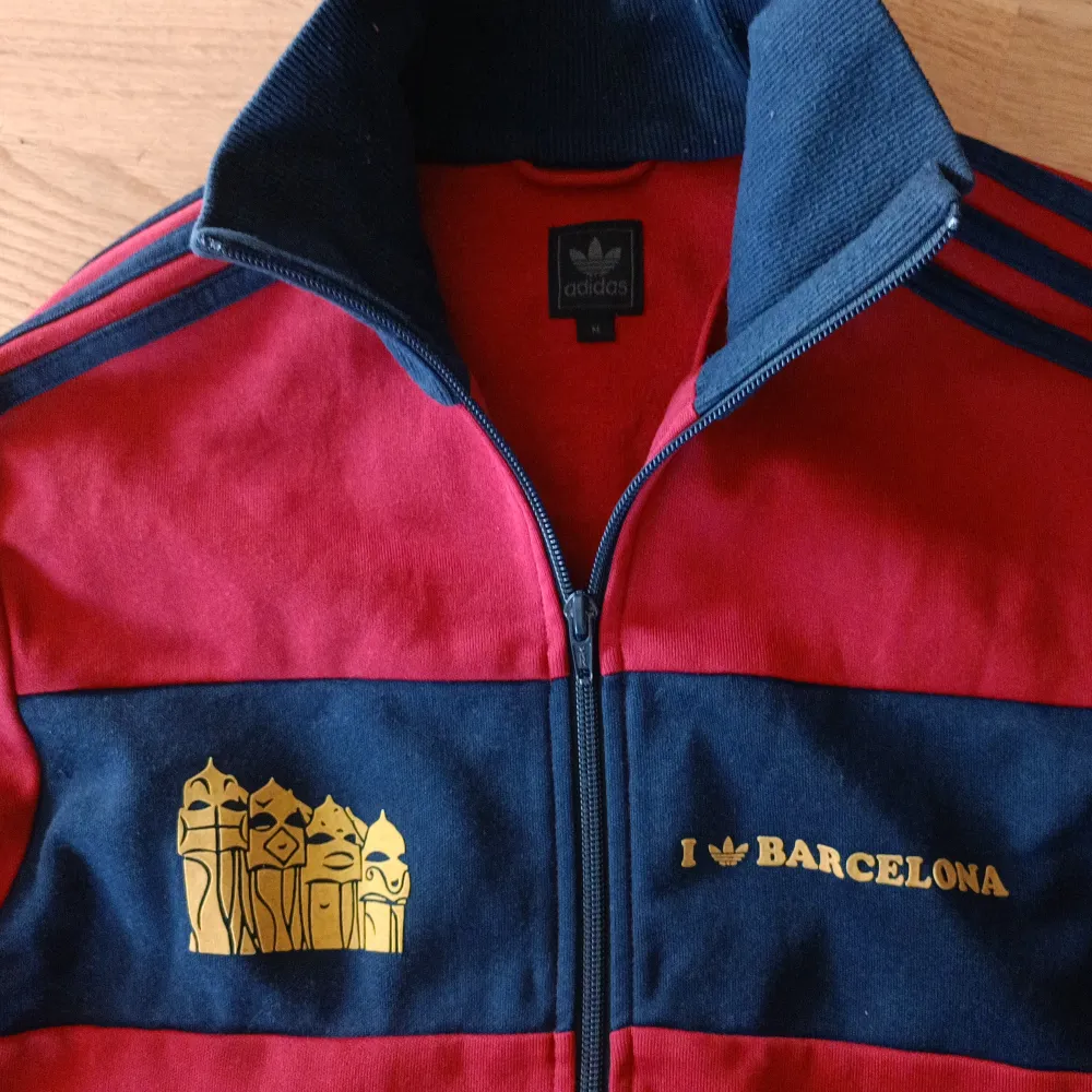 Mkt snygg Barcelona zip tröja från Adidas i storlek M men är mer som en S. Tröjor & Koftor.