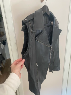 Skinnjacka Comptoir DES Cotonniers  - Hej! Säljer min jättefina skinnjacka från Comptoir DES Cotonniers! Den är nästa helt oanvänd och modellen tillverkas inte längre. Du kan enkelt ta av ärmarna så får du en väst istället. Storlek XL men liten i storleken så jag skulle säga en normal M. 