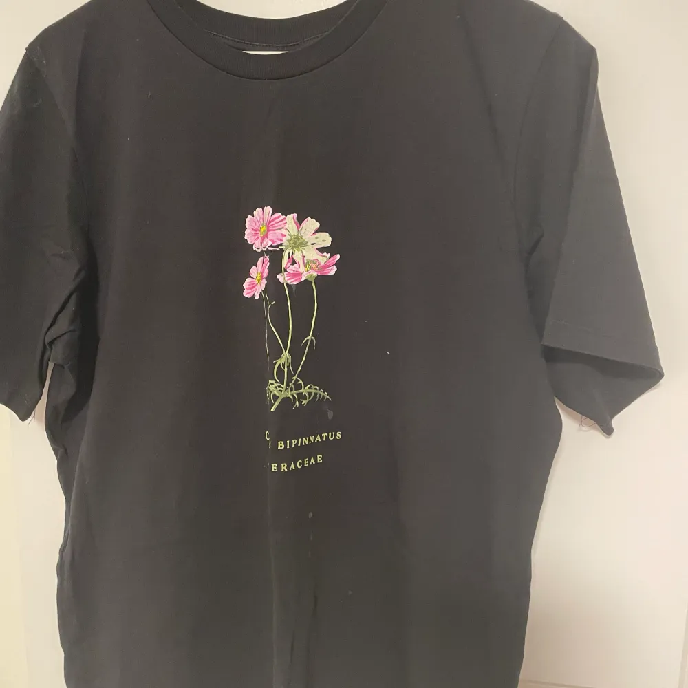 Jättefin tshirt från ginatricot som är använd en gång då jag tyckte den va lite för stor än önskad,, kan tvättas innan fraktad!! ord. Pris 199kr . T-shirts.