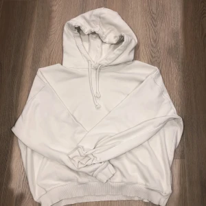 Hoodie - Mjölkvit hoodie som kan användas en kall sommarkväll men även allmänt.