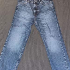 Ett par fina ljusblåa loose fit jeans i bra skick.  Säljes då de är för små för mig.  Storleken passar för dig som är ungefär 152-164cm  Köparen står för fraktkostnaden. 