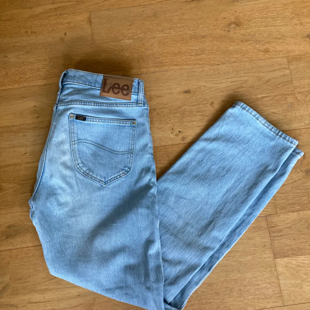 Hej! Säljer nu ett par Lee jeans i ljusblå färg.  Dom är i storlek W/30 L/32. Pris 250 kr! Skriv gärna om du är intresserad! . Jeans & Byxor.