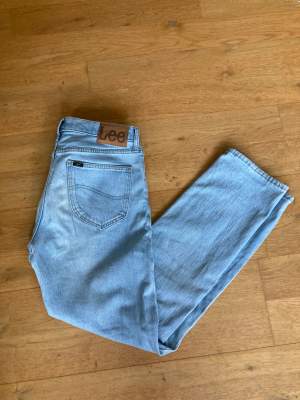 Hej! Säljer nu ett par Lee jeans i ljusblå färg.  Dom är i storlek W/30 L/32. Pris 250 kr! Skriv gärna om du är intresserad! 