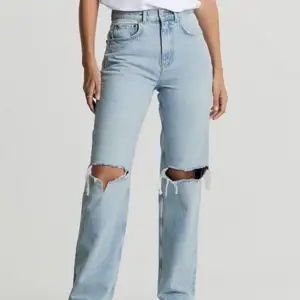 Säljer ett par jeans från Gina då de inte kommer till användning, nypris 499kr och säljs för 200kr,mycket bra skick och är i storlek 38. Skriv vid intresse och köparen står för frakt💗
