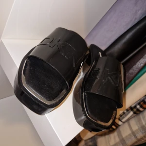 DKNY - DKNY Laren tofflor  Oanvända! Super fina platå tofflor från dkny.