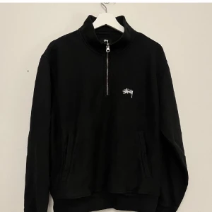 Stussy - Äkta Stussy half-zip. Skick: 8/10, inga defekter. Inte tillgänglig på många ställen men nypris ligger runt 1400. Skriv om du har frågor!