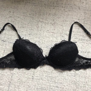 Svart spets bh  - Söt svart spets bh från Emilia i stlk 80B med vaddering💗