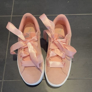 Puma sneakers - Super fina puma skor med sidensbands skosnören💗 Skorna är nästan helt oanvända och dessutom har soft foam sula!