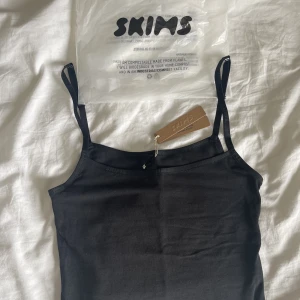 Skims linne - Linne från skims! Oanvänd och ligger fortfarande i original förpackning! Säljer matchade trosor i en annan annons så kika gärna in!🥰LÄS BIO! ❌pga oseriösa köpare svarar jag endast på dm:s angående frågor/bilder. Plagget är ditt när du tryckt på ”köp nu”!❌