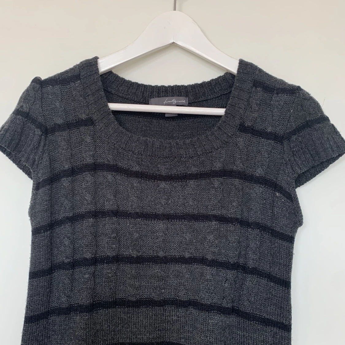 Kort stickad klänning - 90