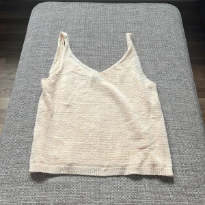 Gulligt sommarlinne  - Jättesött linne som använts enstaka gånger, nyskick och säljs på grund av att den inte kommer till användning ☺️ Färgen är en blandning av orange, gul och beige🫶