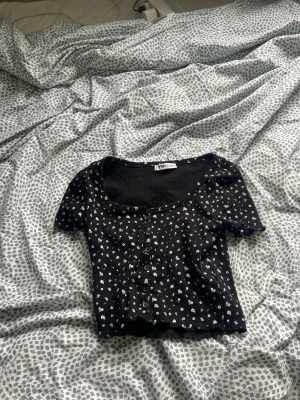 En svart tröja  - En svart tröja från News Torkel köpt för 100kr mitt pris 70kr, storlek XSS, använd 1 gång 