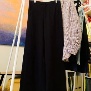 Rodebjer Sini black byxa - Klassiska svarta Rodebjer Sini stl S. Vida extra långa byxben, hög midja. I mycket fint skick!