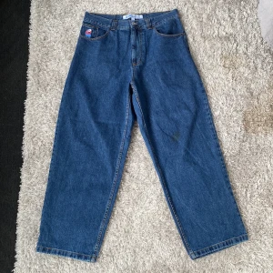 POLAR BIG BOY JEANS - Polar big boys Nästan nya inget slitage använda endast ett par gånger Har en smutsfläck på bilden som garanterat går bort i tvätten