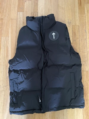 Trapstar väst (svart) - Skön att ha på sig, svart bra kvalite skit bra 