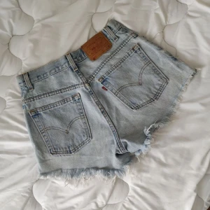 Jeans Shorts - Säljer mina Levis shorts då dom nästan e för små och inte kommer till användning💕 jätte snygga, inget fel på dom, kontakta för frågor o intresserade 💕💕