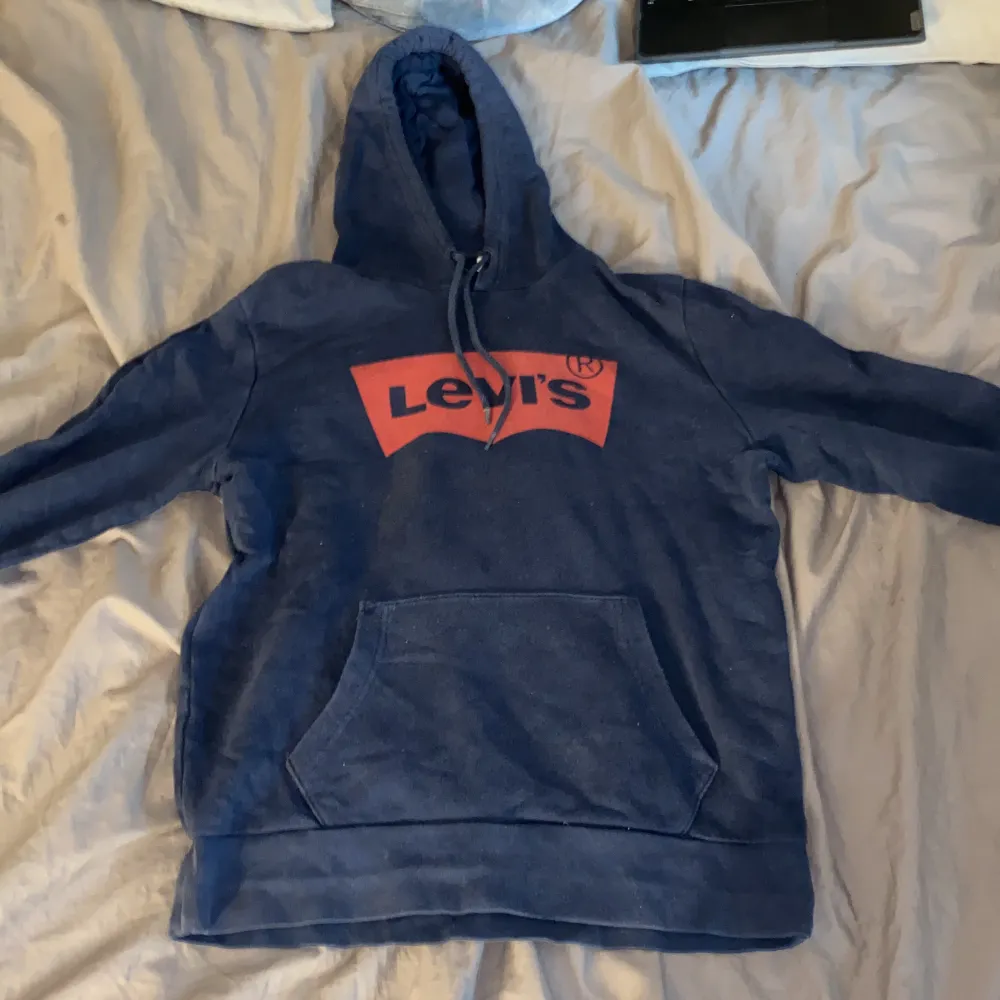 En snygg mörkblå hoodie från Levis. Den är urtvättad men ändå fin. Nypris 599kr. Hoodies.