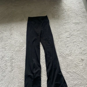 Svarta byxor  - Säljer ett para svarta byxor vet inte riktigt vart dom kommer ifrån då lappen var borta men fint skick, 99kr storlek XS. 