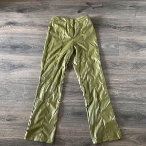 Gröna byxor - Gröna byxor i skinnimitation från asos. Strl 38.