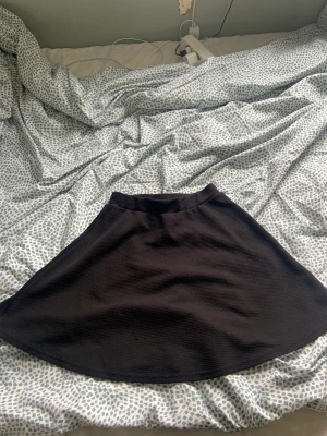 En svart kjol - En svart kjol storlek XS pris 70kr, säljer för får ingen användning av den använt exakta gånger.