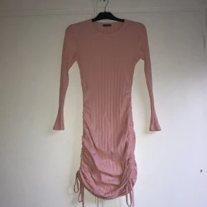 Klänning  - Rosa klänning, aldrig använd.