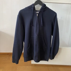 Zip tröja - Säljer en mörkblå ziptröja med luva från Mango i strl M. Använd fåtal gånger så är som nyskick. Om du intresserad eller har några frågor, hör av dig💫