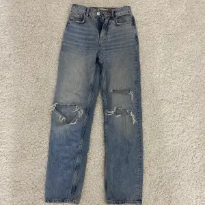 Säljer dessa jeans från ginatricot då dom är försmå för mig.  Använda ganska väl! Men skulle säga att det inte syns.  Passar någon som är 170 och neråt. 💖💖🫶🏽