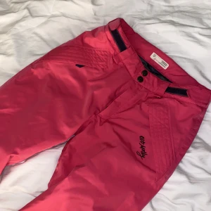 Täckbyxor - JÄTTESNYGGA täckbyxor från Odd Molly i storleken 1 (motsvarar xs/s skulle jag säga). Dessa är väldigt rosa och sitter så snyggt på kroppen. Säljer pga att de har blivit för små. Har använt dessa jättemycket men inga tydliga tecken på användning💖