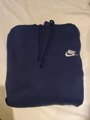 Nike hoodie - Använd men i bra skick. Har nu vuxit ur den. Den är mycket skön och har bra kvalité. Skick 8/10