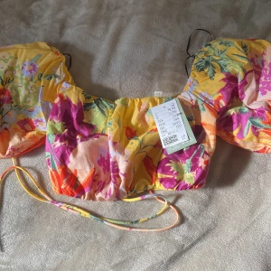 Topp - Söt, festlig och färgglad topp från H&M, aldrig använd (rensar gaderob) frakt tillkommer ❤️