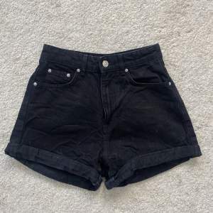 Svarta jeansshorts från gina🖤