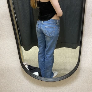 Lågmidjade levis jeans - Fina blå låga jeans från levis i rak modell💙lite trasigt vid dragkedjan (kan skicka bild vid intresse)! Jag är 168 lång som referens! ⭐️JUST NU ALLA JEANS PÅ MIN SIDA 95kr/STYCK⭐️