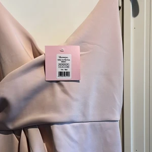 Bal klänning strl 34 med slits - Oanvänd från showpo Strl 34, ljusrosa