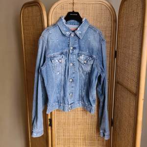Beautiful denim jacket from Acne Studios, with a distressed denim finishing. Almost new condition, bought at Acne sample sale, mark in label in neck was there before purchase. Selling because too small. Can be slightly flexible on price :)
