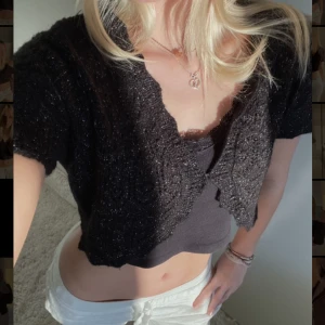 Svart glittrig kofta - Osäker om jag vill sälja, men superfin kofta med glitter🌟