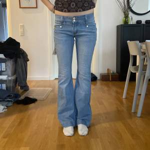 Jätte härliga jeans i ljus wash! Helt nya med tag men köppte i fel storlek. (Min kopis på bilden). Står inte storlek men 36/38 ish! Midjemått 80 runt midjan, innerbensländ 83cm. Hon på bilden är 173cm lång👐🏽💪🏽