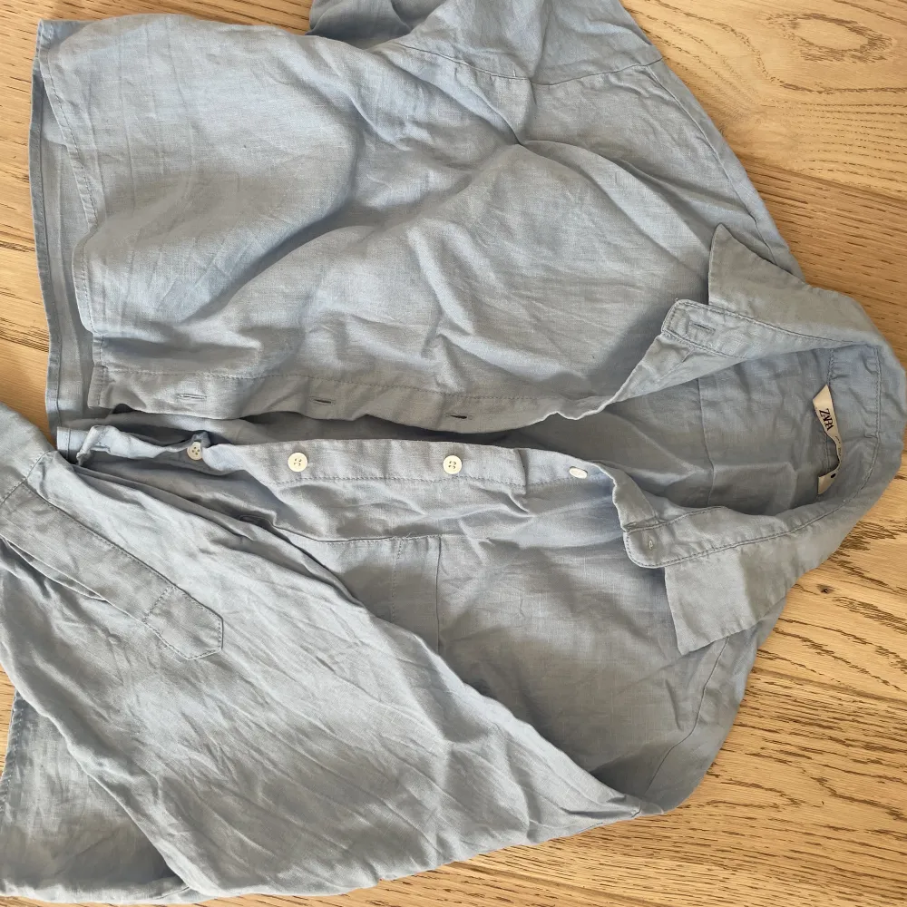 Superfin croppad linne-skjorta från Zara. Skjortor.