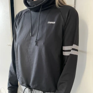 Tröja stronger - Tröja från stronger, storlek M Inte använd mycket men trasig på ena snöret Nypris 699:-