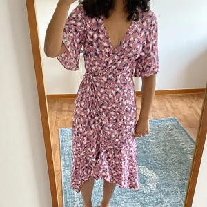 Blommig klänning  - Sjukt fin omlottklänning från Carin Wester! Fint skick och längden ser ni på mig som är 165. Strl 36 men passar lite större o mindre också pga knyt 💖💖❤️‍🔥 Pris kan diskuteras vid snabb affär 😚