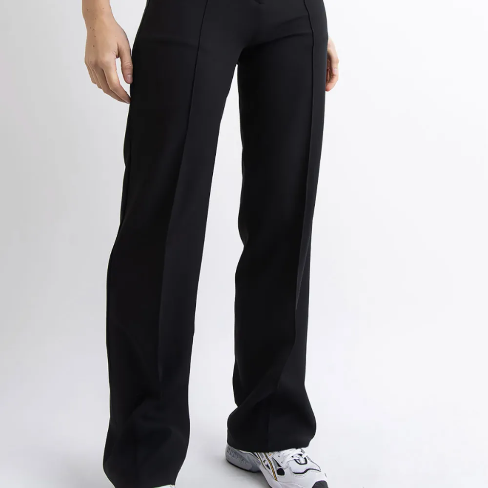 Svarta kostymbyxor från madlady, storlek 36 längd 30! . Jeans & Byxor.