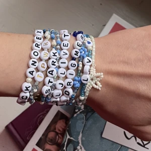 Pärlarmband - Säljer dessa och andra liknande armband. Kan göra flera likadana eller med andra färger/texter efter önskemål.